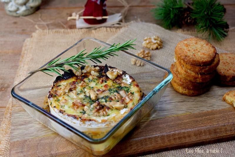 camembert, noix , miel, les filles à table