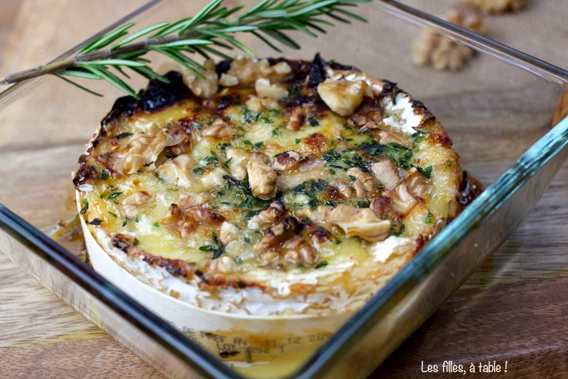 camembert, noix , miel, les filles à table