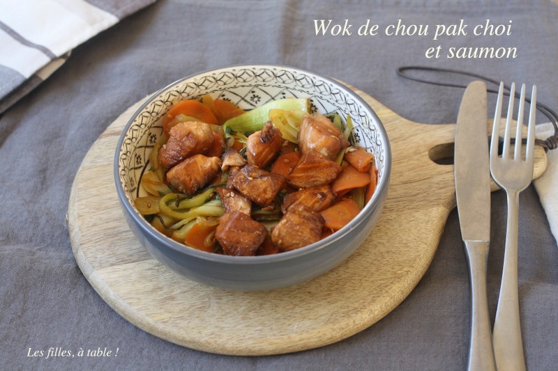 wok, saumon, chou pak choi, les filles à table