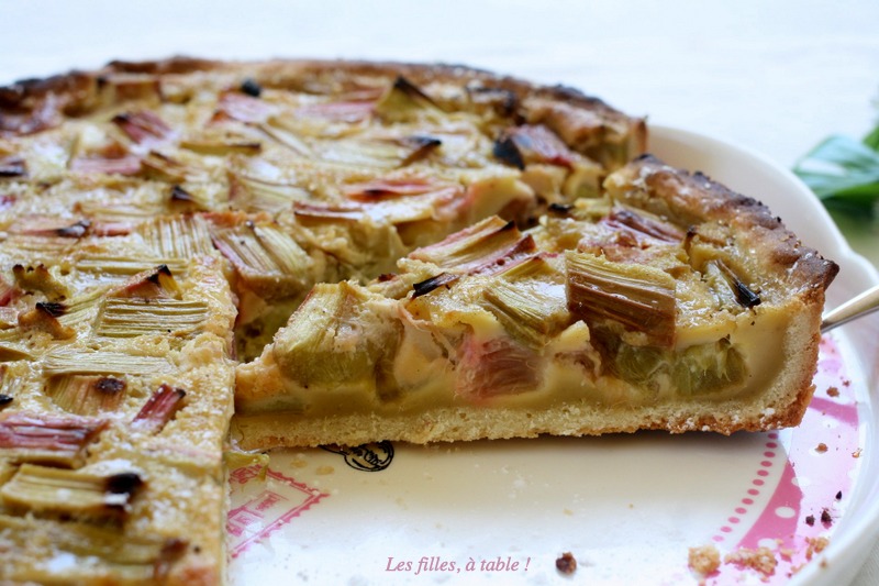 tarte, rhubarbe, les filles à table