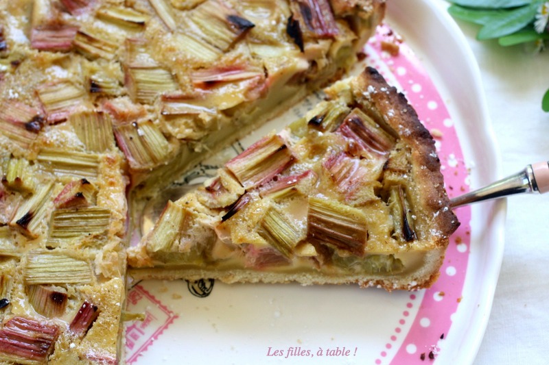 tarte, rhubarbe, les filles à table