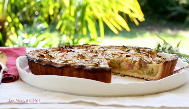 tarte, rhubarbe, les filles à table