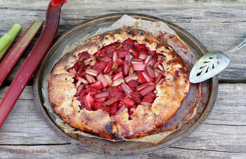 tarte, tarte rustique, fraises, rhubarbe, les filles à table