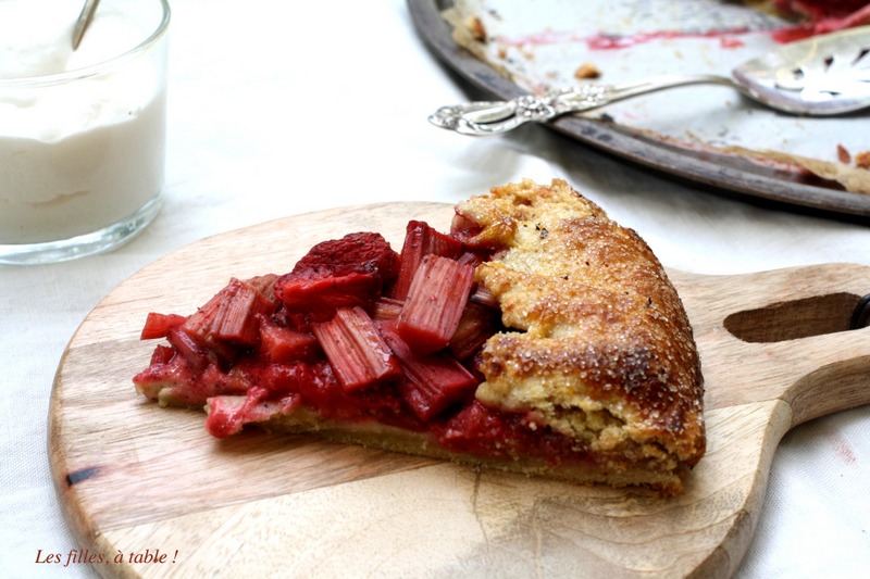 tarte, tarte rustique, fraises, rhubarbe, les filles à table