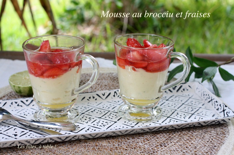 mousse, brocciu, fraises, les filles à table