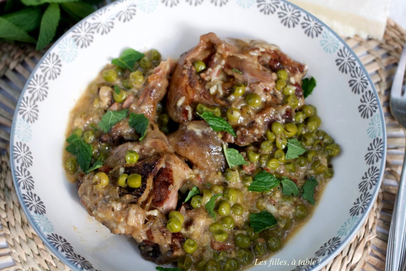 agneau, petits pois, les filles à table