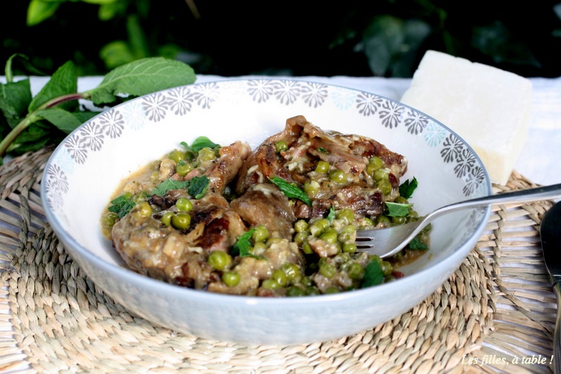 agneau, petits pois, les filles à table