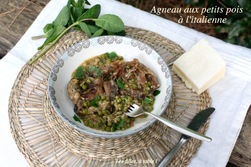 agneau, petits pois, les filles à table