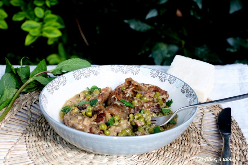 agneau, petits pois, les filles à table