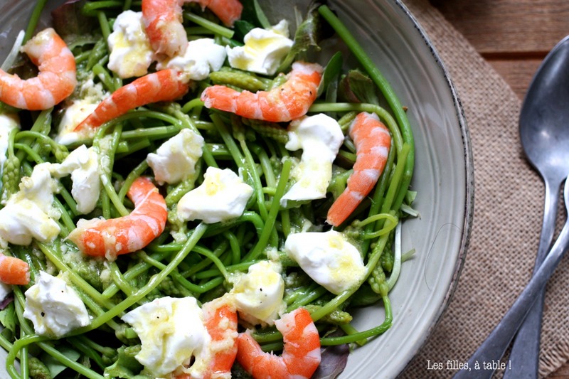 salade, asperge des bois, ornithogales, crevettes, les filles à table