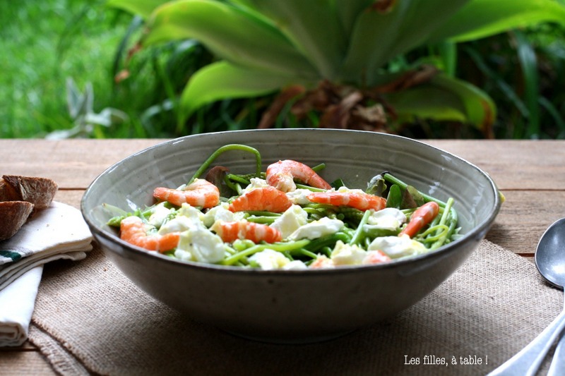 salade, asperge des bois, ornithogales, crevettes, les filles à table