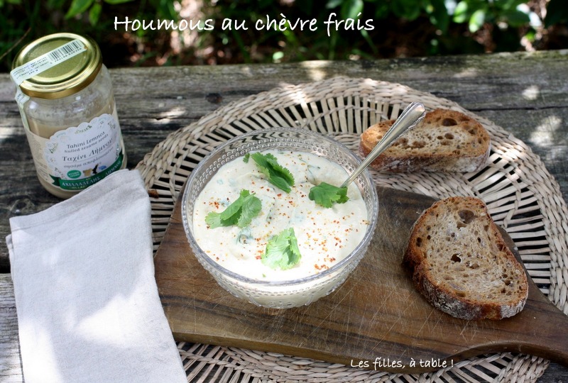 houmous, chèvre frais, les filles à table