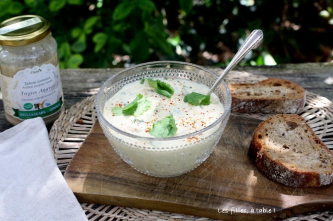 houmous, chèvre frais, les filles à table