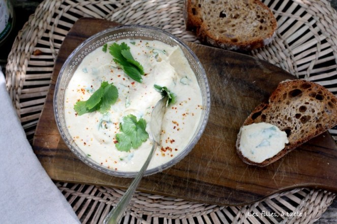 houmous, chèvre frais, les filles à table