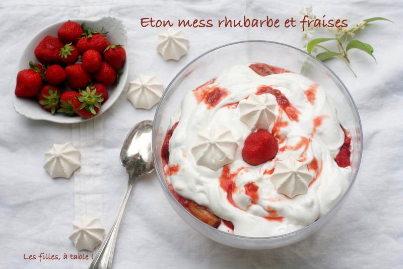 eton mess, fraises, rhubarbe, les filles à table