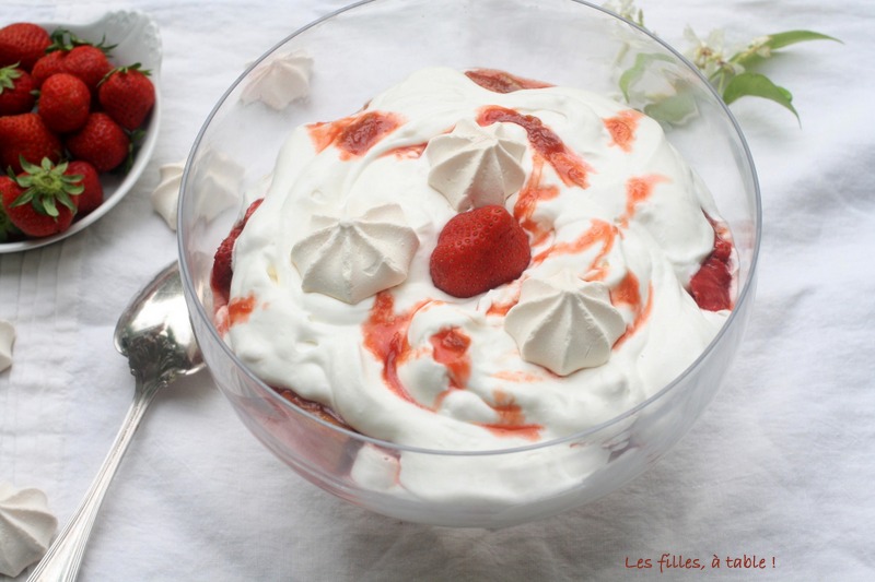 eton mess, fraises, rhubarbe, les filles à table