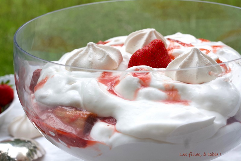 eton mess, fraises, rhubarbe, les filles à table