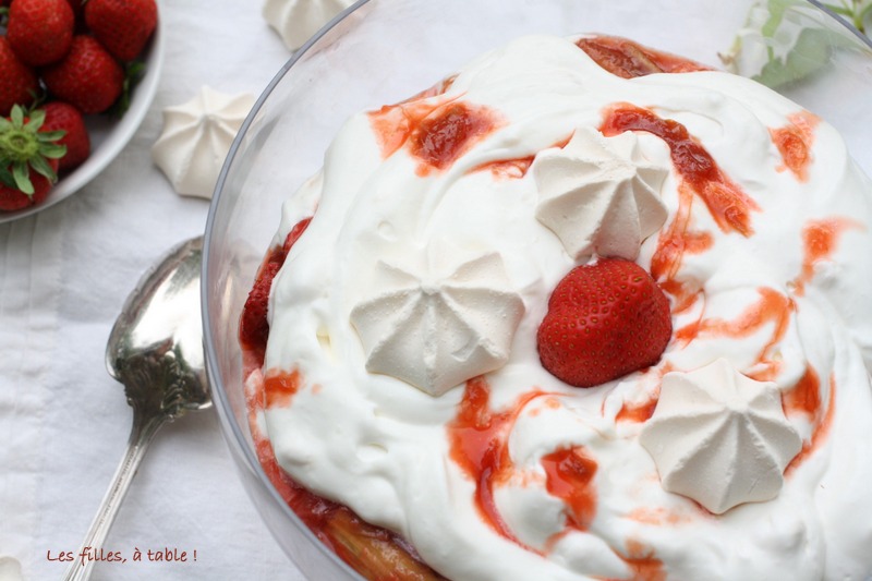 eton mess, fraises, rhubarbe, les filles à table