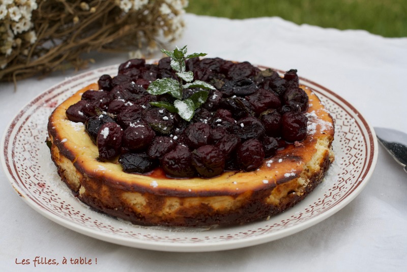 cheesecake, cerises, les filles à table