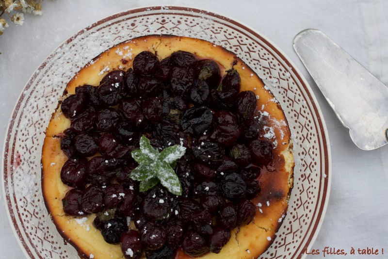 cheesecake, cerises, les filles à table