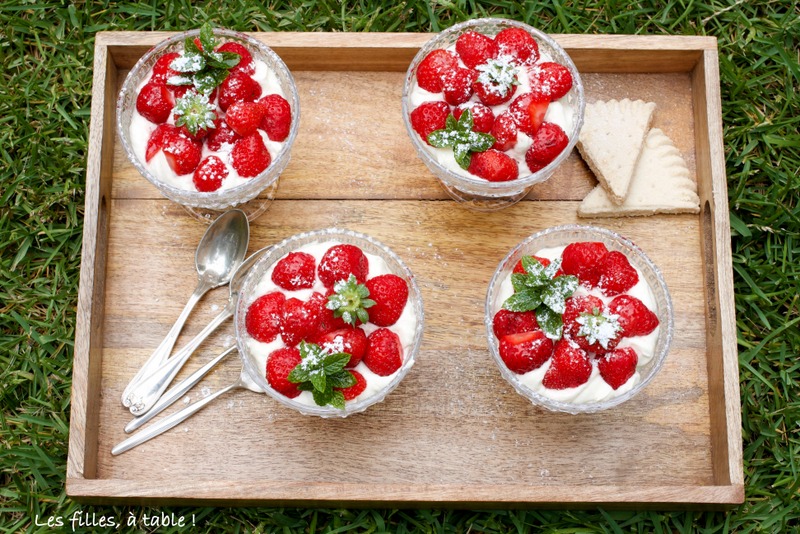 fraises, lemon curd, crème, les filles à table
