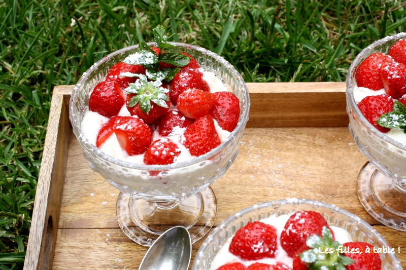 fraises, lemon curd, crème, les filles à table