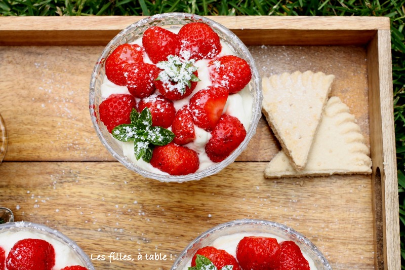 fraises, lemon curd, crème, les filles à table
