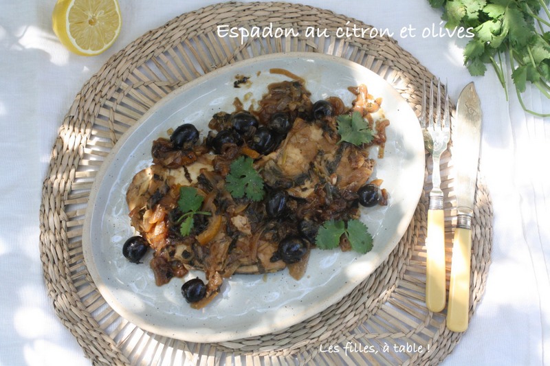 espadon, citron, olives, les filles à table