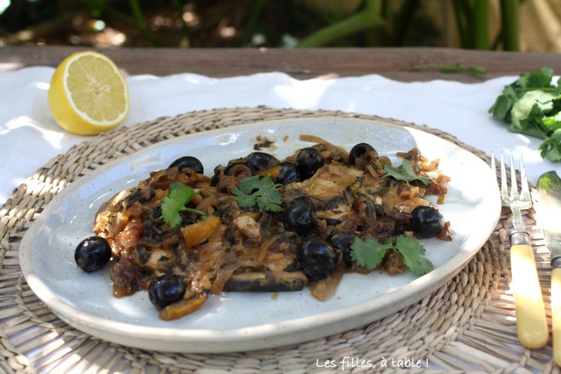 espadon, citron, olives, les filles à table