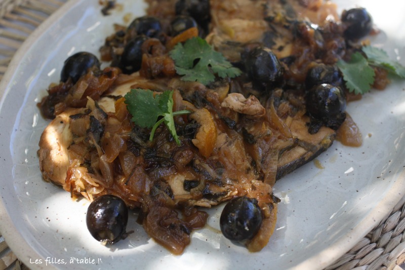 espadon, citron, olives, les filles à table