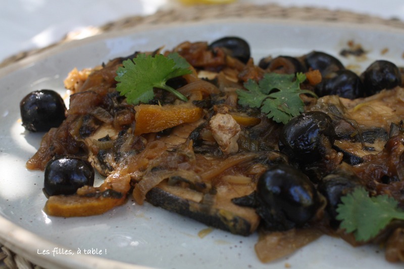 espadon, citron, olives, les filles à table