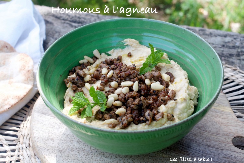 houmous, agneau, pignons de pin, les filles à table