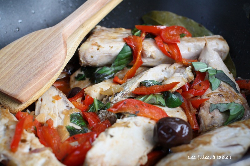 thon, poivrons, les filles à table