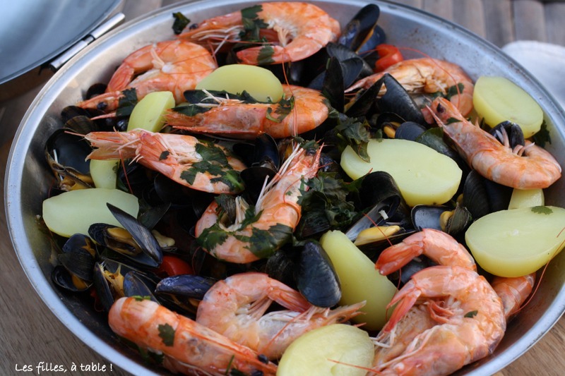 cataplana, lotte, fruits de mer, les filles à table