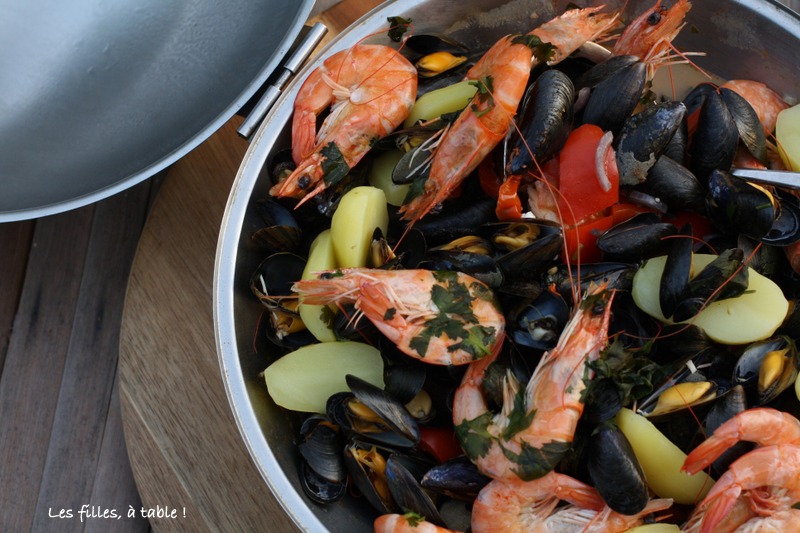 cataplana, lotte, fruits de mer, les filles à table