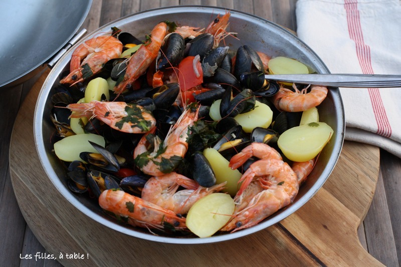cataplana, lotte, fruits de mer, les filles à table
