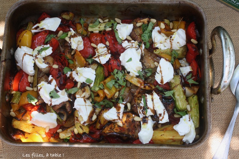 tomates, poivrons, courgettes, légumes rôtis, burrata, les filles à table