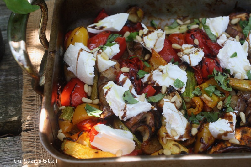 tomates, poivrons, courgettes, légumes rôtis, burrata, les filles à table