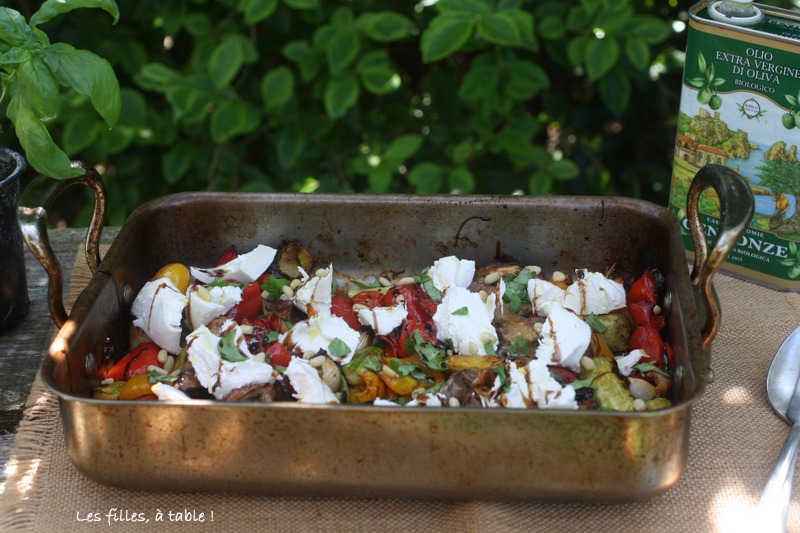 tomates, poivrons, courgettes, légumes rôtis, burrata, les filles à table