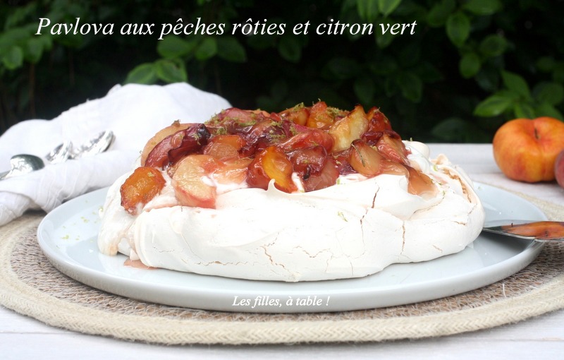 pavlova, pêches, citron vert, les filles à table