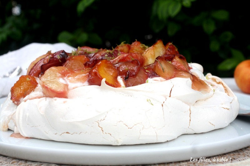 pavlova, pêches, citron vert, les filles à table