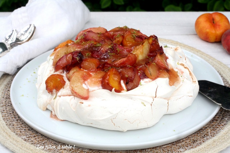 pavlova, pêches, citron vert, les filles à table