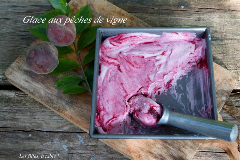 glace, pêches de vigne, les filles à table