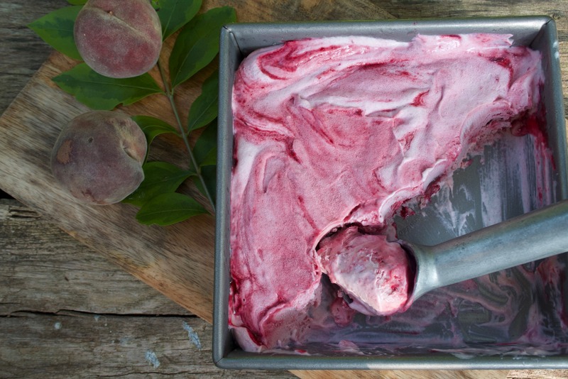 glace, pêches de vigne, les filles à table