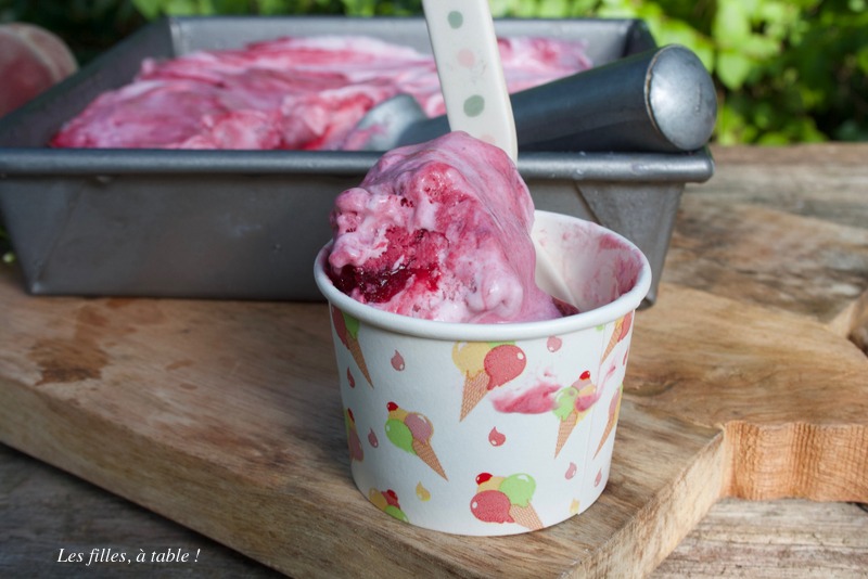 glace, pêches de vigne, les filles à table