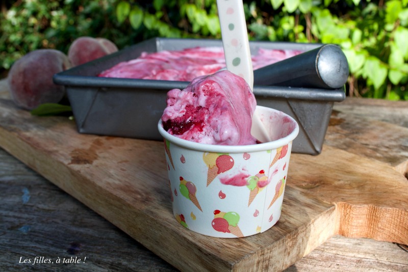 glace, pêches de vigne, les filles à table