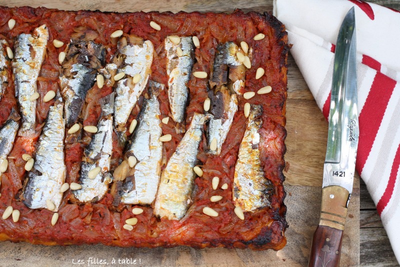 tatin, oignons, sardines, les filles à table