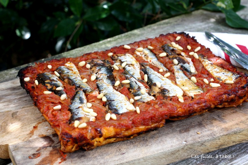 tatin, oignons, sardines, les filles à table