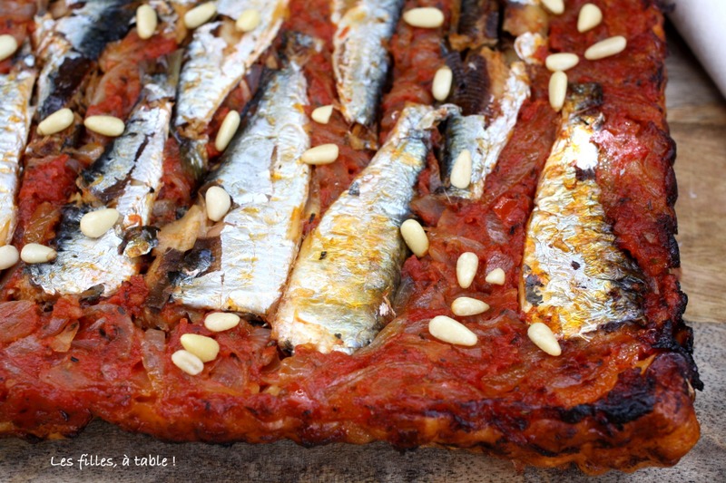 tatin, oignons, sardines, les filles à table