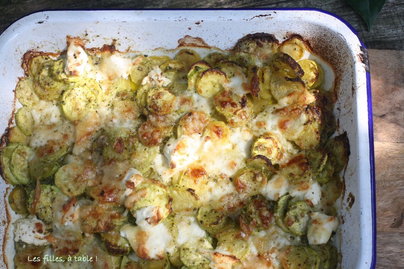 gratin, courgettes, pesto, mozzarella, les filles à table